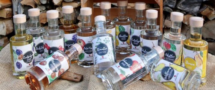 Flaschen mit verschiedenen Destillaten